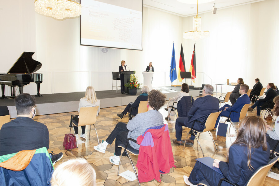 Teilnehmern bei der Preisverleihung des Ideentwettbewerb Ehrenamt 4.0