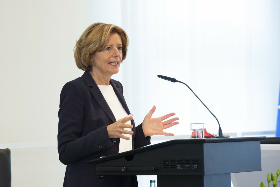Malu Dreyer spricht bei der Preisverleihung Ideenwettbewerb Ehrenamt 4.0