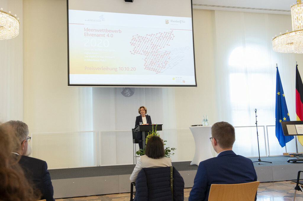 Ministerpräsidentin Malu Dreyer spricht vor Publikum auf der Preisverleihung